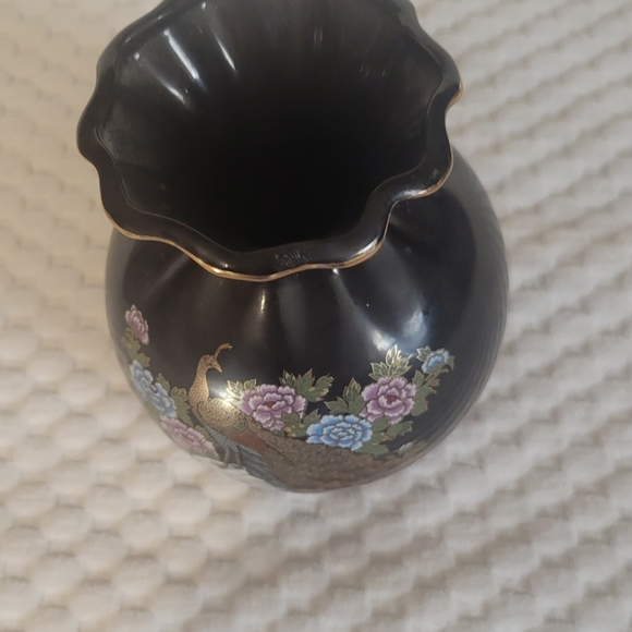 Small  black porcelain  vase - Picture 1 of 4